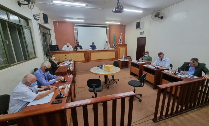 Carmo do Paranaíba – Câmara Municipal acata denúncia contra prefeito e abre Comissão Processante