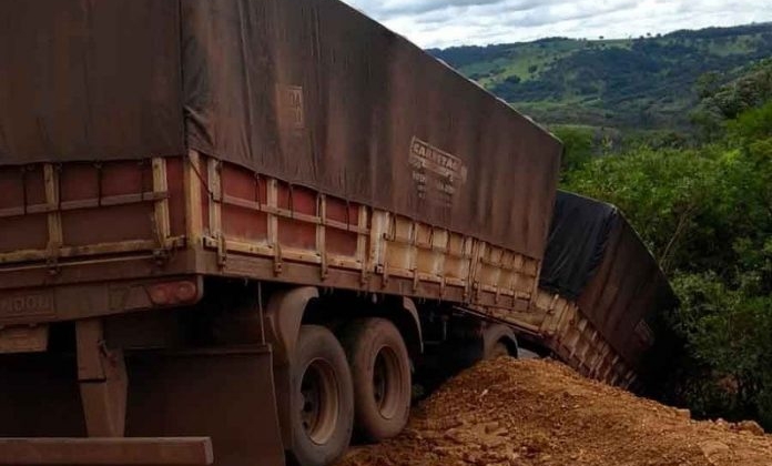 Após carretas obstruírem desvio na MGC 354, Prefeitura de Presidente Olegário consegue liberar tráfego