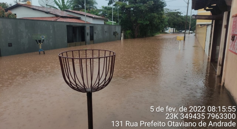 Chuva faz córrego transbordar e inunda casas em Presidente Olegário