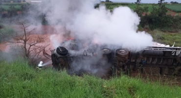 Acidente entre carreta e ônibus na BR-365 próximo a Patos de Minas provoca morte e deixa pessoas feridas