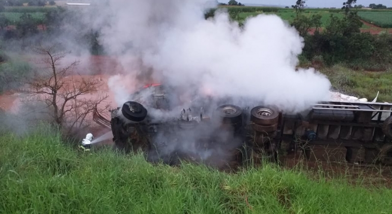 Acidente entre carreta e ônibus na BR-365 próximo a Patos de Minas provoca morte e deixa pessoas feridas