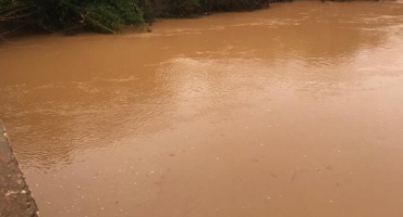 Águas do Rio Paranaíba voltam a subir com as chuvas dos últimos dias e já atingem pastagens 