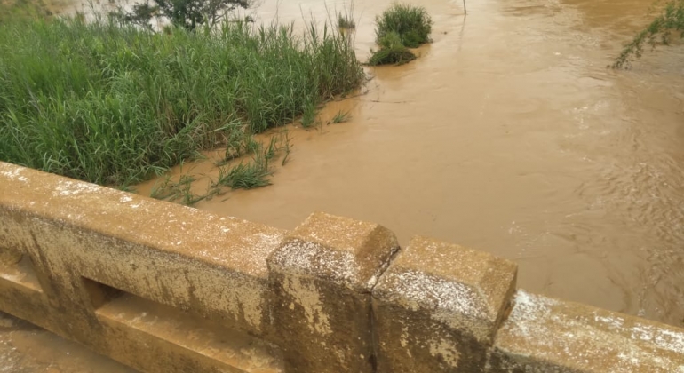 Córrego Babilônia volta a transbordar no munício de Lagoa Formosa