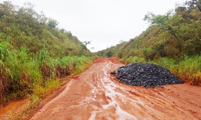 Com trecho em manutenção BR-352 que liga Distrito de  Alagoas à BR-365 é interditada