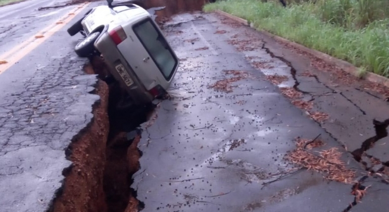 Carro é retirado de buraco no trecho interditado da MGC-354, em Presidente Olegário