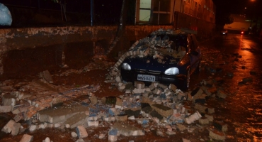 Muro do LTC em Lagoa Formosa desaba com temporal e destrói automóvel estacionado na Rua José Vicente 