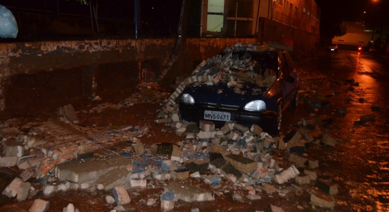 Muro do LTC em Lagoa Formosa desaba com temporal e destrói automóvel estacionado na Rua José Vicente 