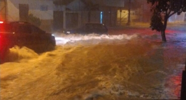 Forte chuva atinge a cidade de Carmo do Paranaíba e transforma ruas em rios
