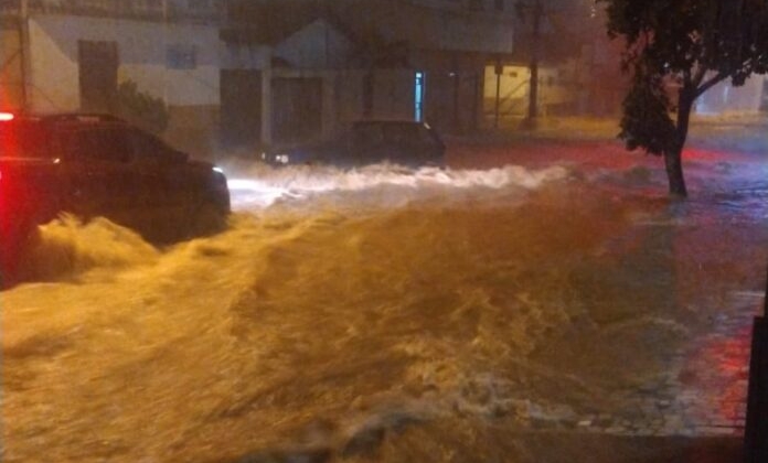 Forte chuva atinge a cidade de Carmo do Paranaíba e transforma ruas em rios