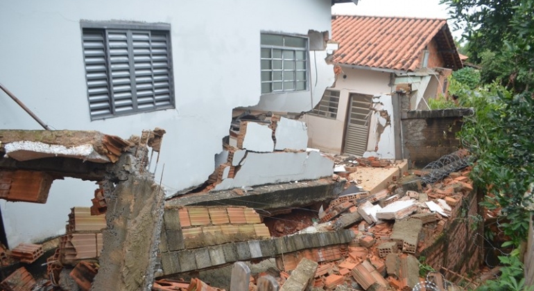 Chuvas: várias casas no Bairro Bela Vista em Lagoa Formosa desabam e moradores ficam desalojados