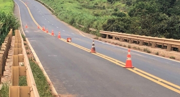 Trânsito na Ponte dos Vieiras da BR-365 no município de Patos de Minas está ocorrendo em meia pista  