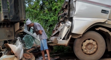 Uma pessoa morreu e várias outras ficaram feridas durante engavetamento na MG-230 em Rio Paranaíba 