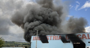 Incêndio destrói indústria de calçados em Patos de Minas