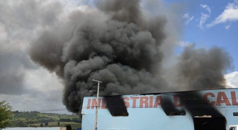 Incêndio destrói indústria de calçados em Patos de Minas