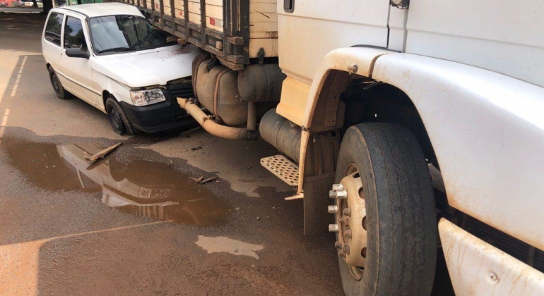 Acidente na Avenida JK em Patos de Minas deixa automóvel debaixo de caminhão boiadeiro