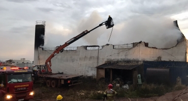 Corpo de Bombeiros trabalha por 30 horas para conter incêndio em fábrica de calçados de Patos de Minas