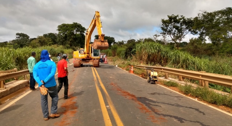 Equipe da prefeitura de Patos de Minas e voluntários são impedidos de ajudar na recuperação da Ponte dos Vieiras 