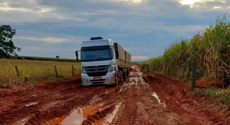 Produtores rurais e moradores das regiões de São Barto e extrema, nos municípios de Patos de Minas e Carmo do Paranaíba, ficam sem estradas