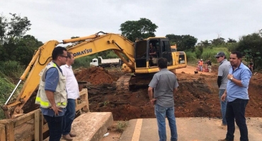 Pedestres usam passarela para atravessar Ponte dos Vieiras na BR-365; veja vídeo.