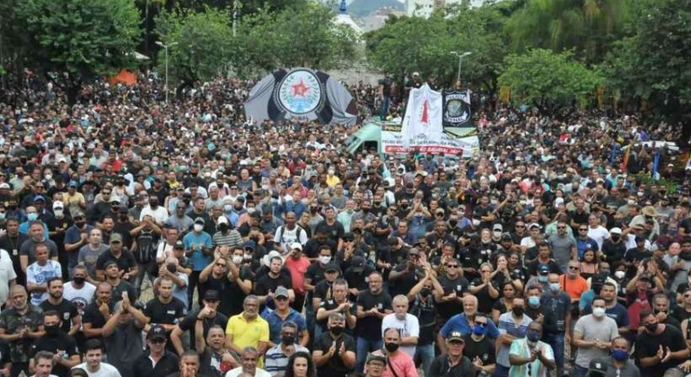 Policiais e bombeiros fazem protesto na capital mineira por reajuste salarial