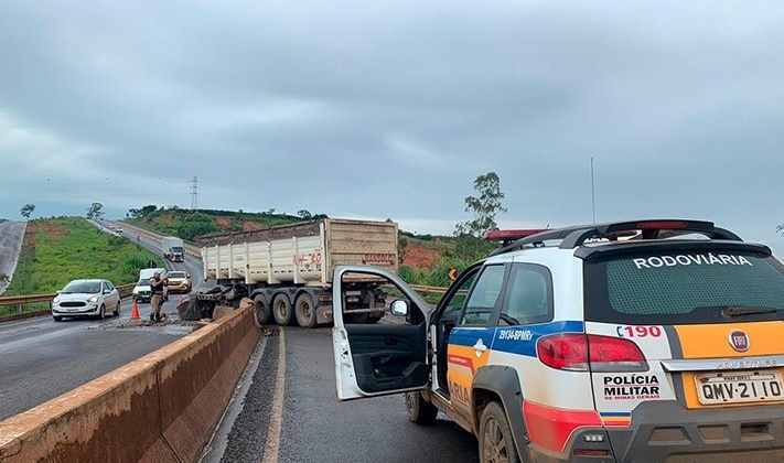 Carreta carregada com brita sofre acidente na BR-354 próximo a Patos de Minas 