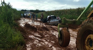 Desvio de Lagoa Formosa/Santana de Patos até a BR-365 está tomado por atoleiros e intransitável  