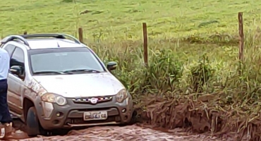 Produtor rural do município de Patos de Minas contrata serviço particular para recuperar estrada vicinal 