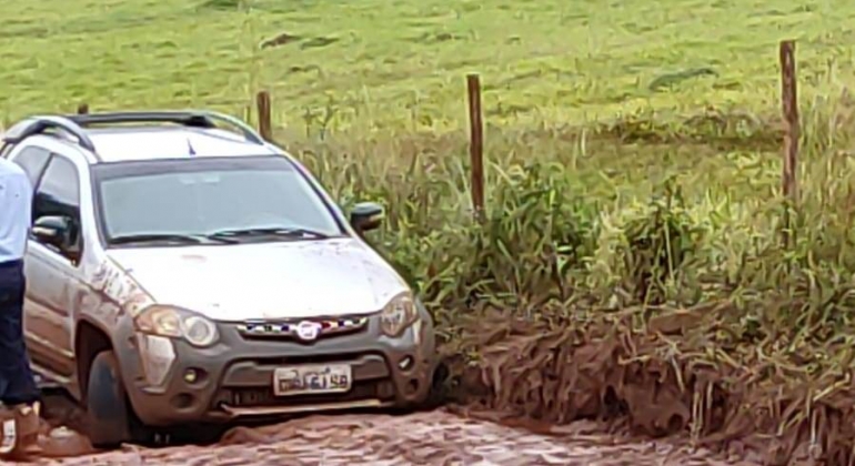 Produtor rural do município de Patos de Minas contrata serviço particular para recuperar estrada vicinal 