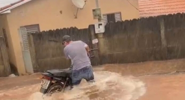Motoqueiro passa dificuldades para segurar veículo durante temporal em Lagoa Formosa 