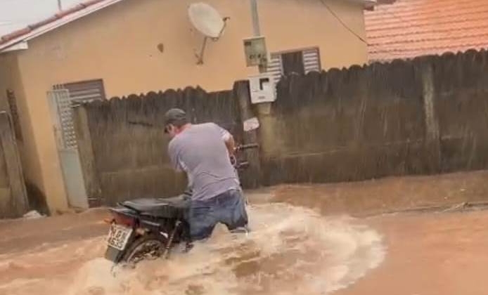 Motoqueiro passa dificuldades para segurar veículo durante temporal em Lagoa Formosa 