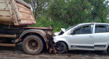 Condutor inabilitado bate carro em traseira de carreta na MG-410 e três ocupantes do veículo ficam feridos 