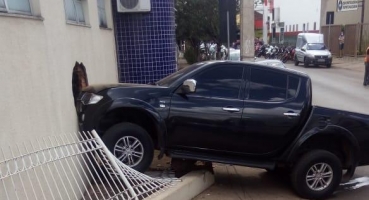 Motorista perde controle direcional e caminhonete invade sala de emergência do Hospital Regional 