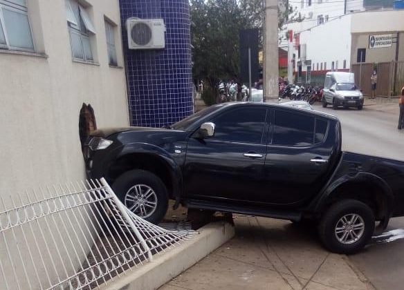 Motorista perde controle direcional e caminhonete invade sala de emergência do Hospital Regional 