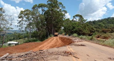 Após aproximadamente 2 meses interditada DER inicia obras de recuperação da MGC-354 entre Presidente Olegário e Patos de Minas