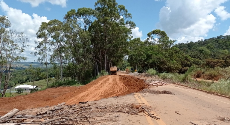 Após aproximadamente 2 meses interditada DER inicia obras de recuperação da MGC-354 entre Presidente Olegário e Patos de Minas