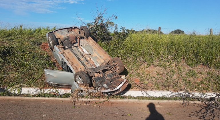 Motorista de 21 anos cochila e capota veículo na BR-354 no município de Patos de Minas 