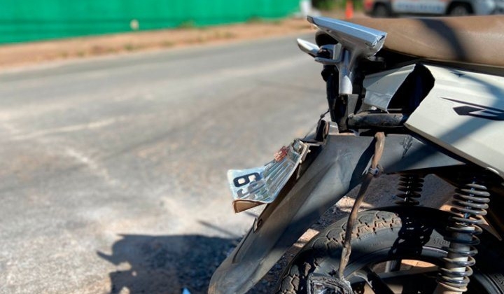 Condutora de Motoneta sofre várias fraturas após atingir caminhão em Patos de Minas 