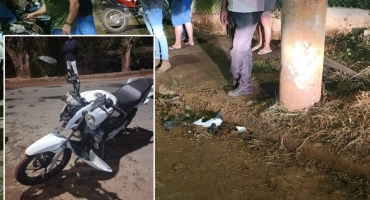 Motociclista colide em poste de iluminação pública em Patos de Minas e acaba socorrida inconsciente 