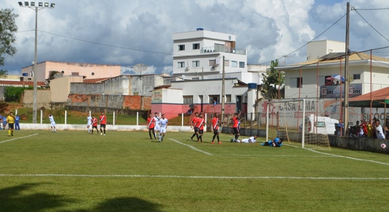 Copa AMAPAR: Santa Cruz joga com estádio lotado em Lagoa Formosa, mas leva empate no fim 