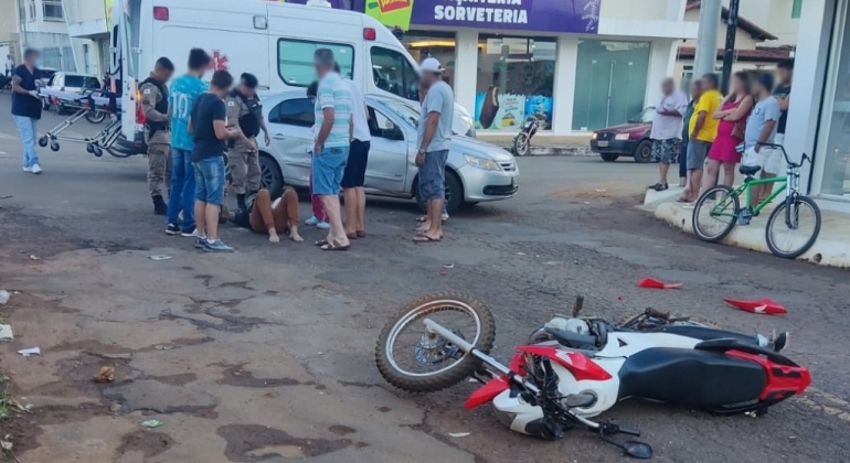 Motociclista inabilitado avança sinal vermelho e colide contra veículo em cruzamento na cidade de Carmo do Paranaíba