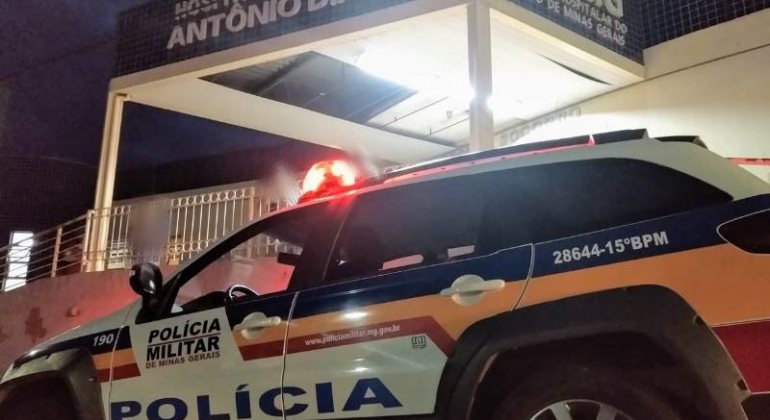 Mulher embriagada esfaqueia marido, agride e ameaça uma policial militar e um vigilante de hospital 