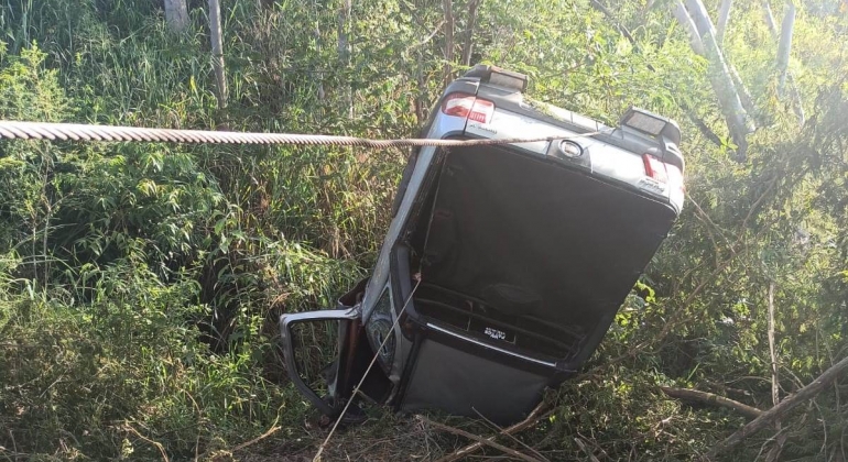 Buraco na pista da BR-365 pode ter provocado acidente que matou uma pessoa e deixou outra ferida 