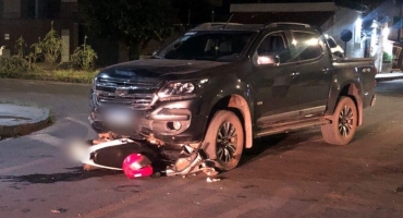 Motociclista fica ferido após ser atingido por caminhonete na cidade de Patos de Minas