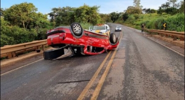 Após veículo capotar em ponte na BR-354 em Lagoa Formosa outros veículos se envolvem no acidente 