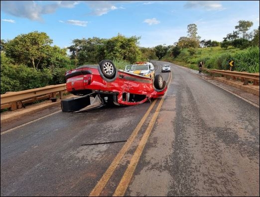 Após veículo capotar em ponte na BR-354 em Lagoa Formosa outros veículos se envolvem no acidente 