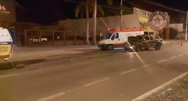 Motorista embriagado bate carro na traseira de viatura policial na Avenida JK em Patos de Minas