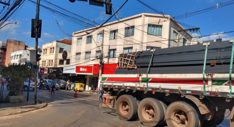 Motorista venezuelano orientado por GPS erra trajeto colide carreta sistema de semáforo no centro de Patos de Minas