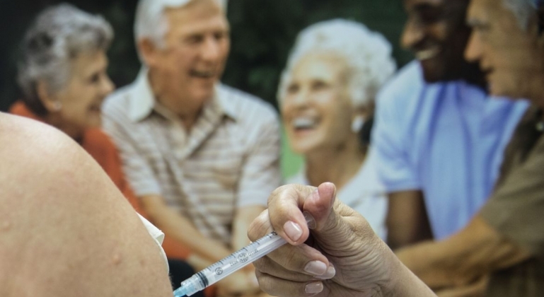 Pessoas a partir de 80 anos começam receber 4ª dose de imunização contra COVID-19 em Patos de Minas