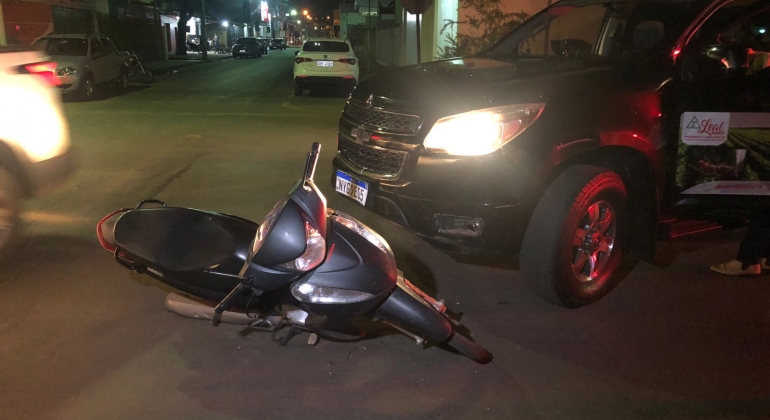 Motociclista fica ferida após acidente no Bairro Lagoa Grande em Patos de Minas