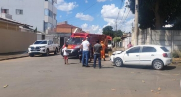 Condutor de triciclo fica ferido em acidente com carro que avançou parada obrigatória 